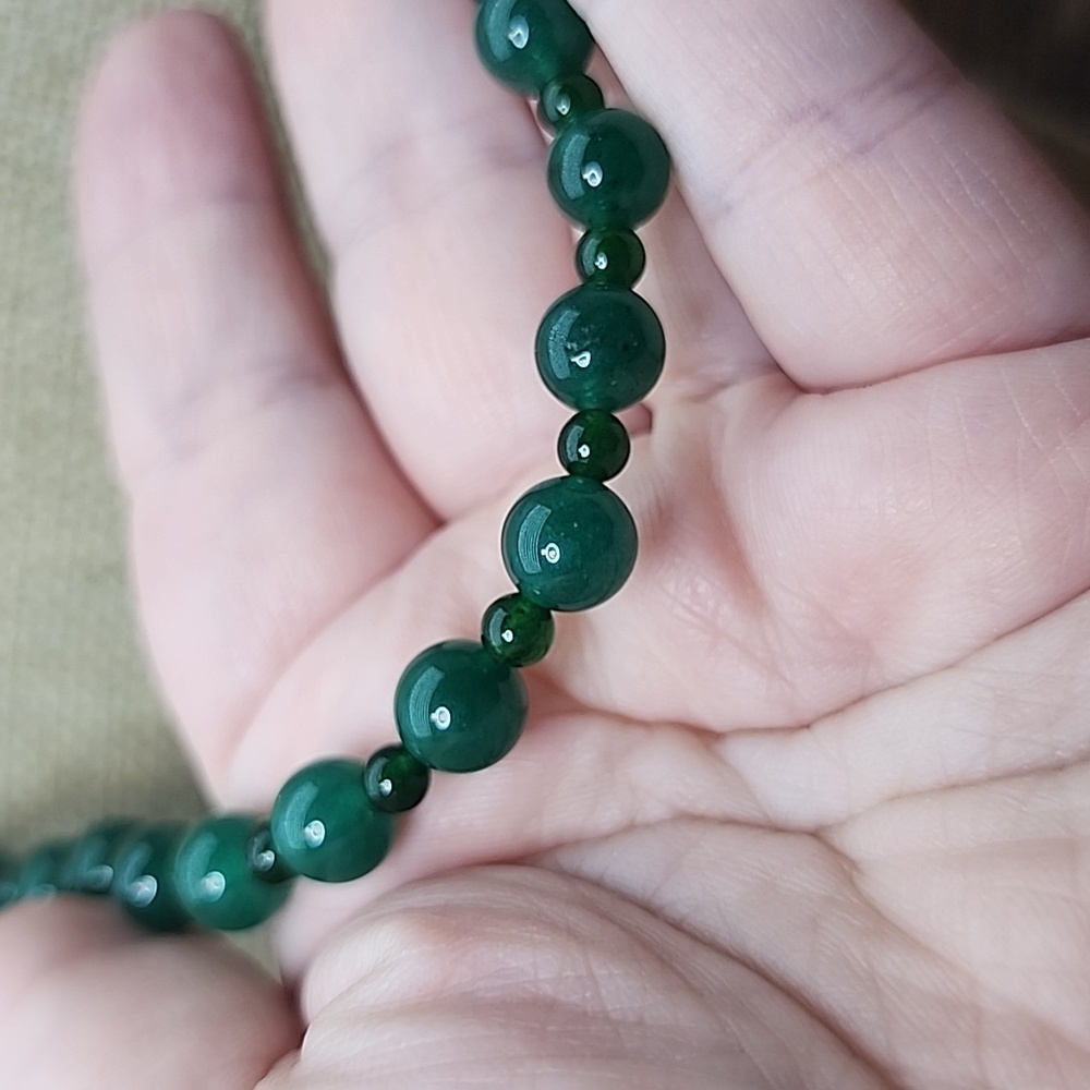 Emerald green gemstone beaded 22-inch necklace, 8/5 mm. - Picture 6 of 8